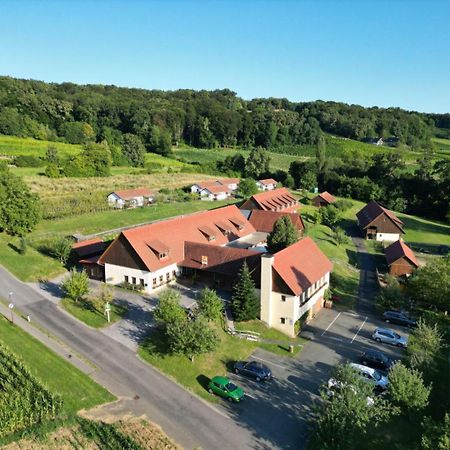 Jufa Hotel Tieschen Exteriör bild