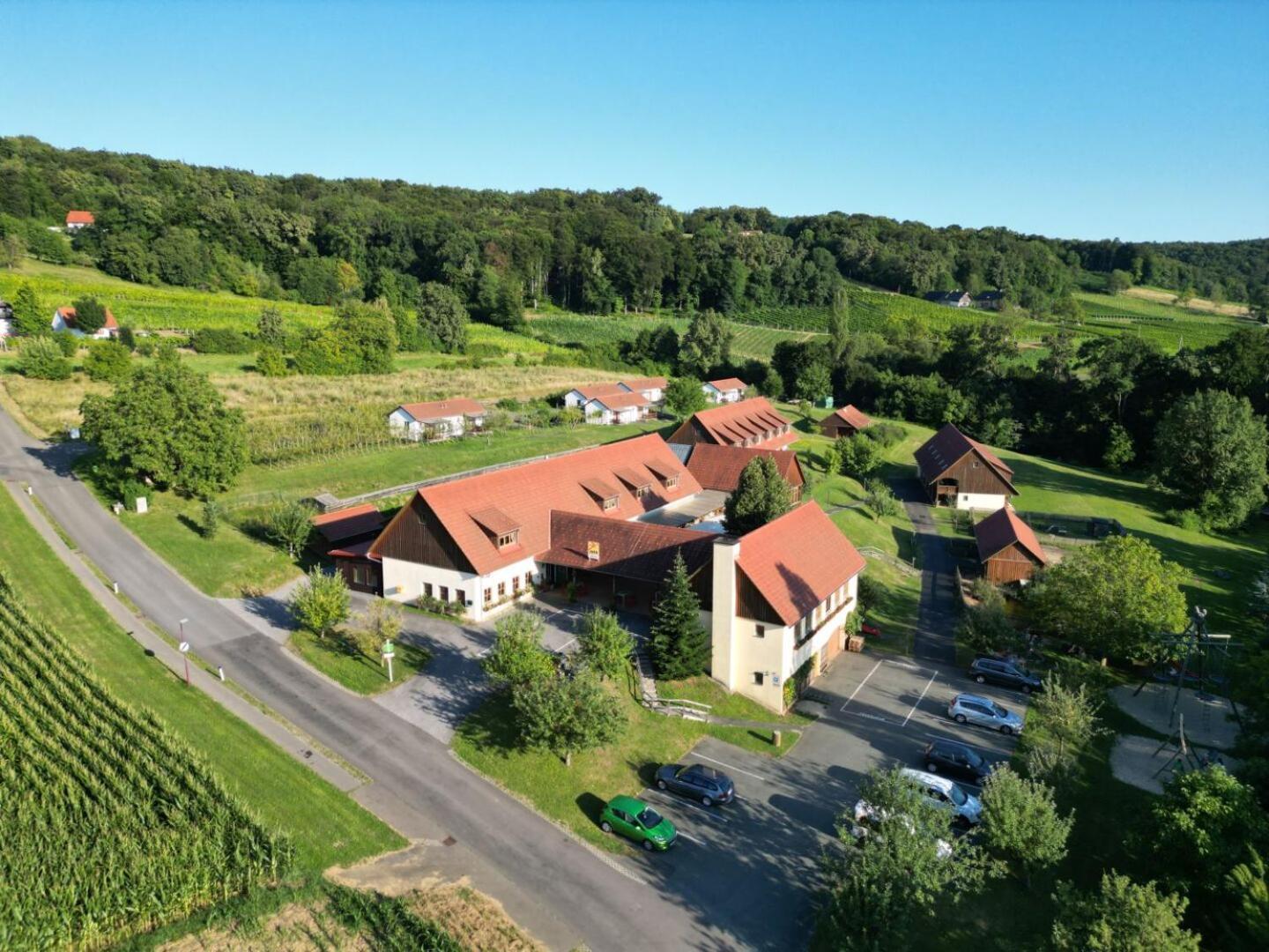 Jufa Hotel Tieschen Exteriör bild